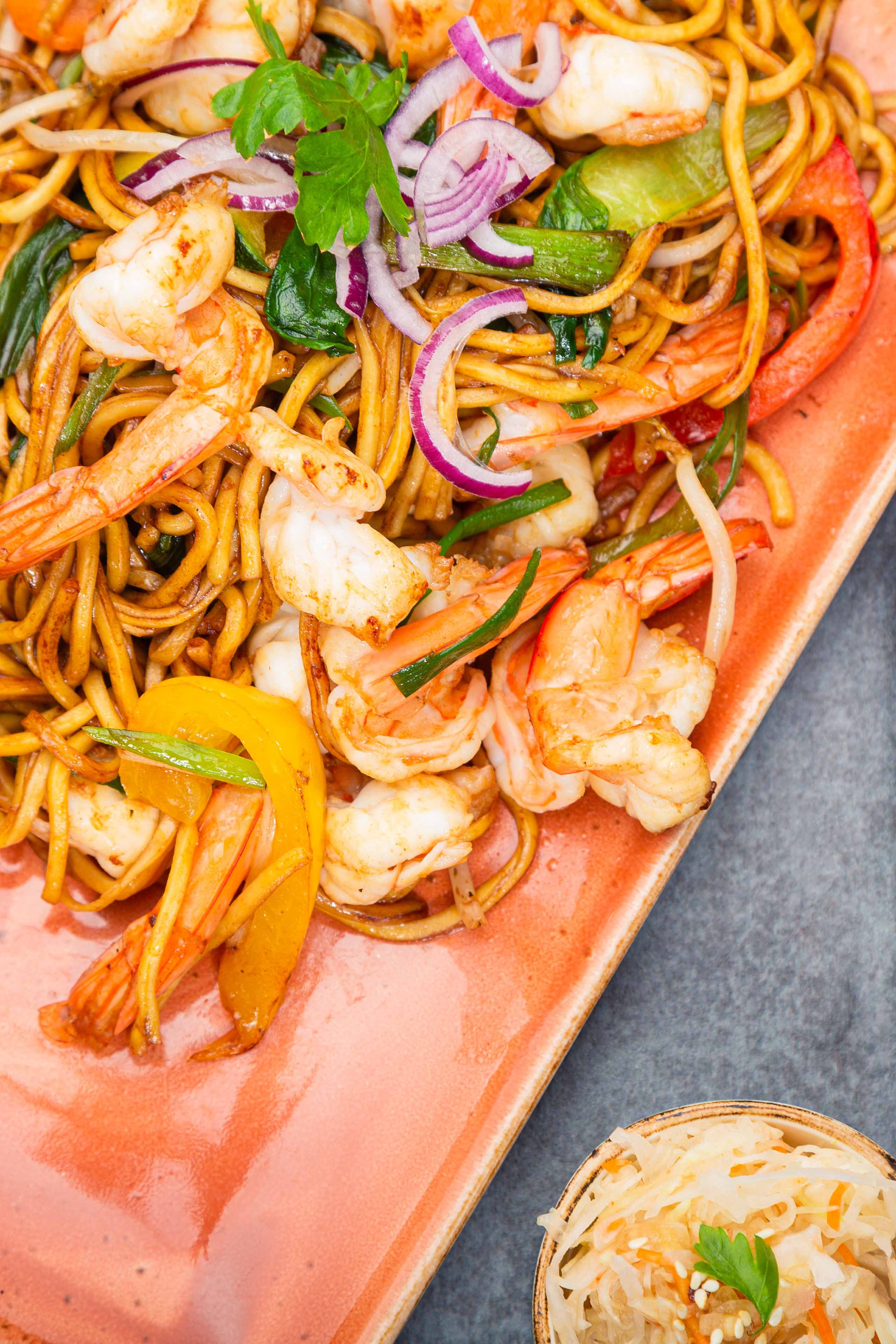 Fried noodles with prawns and chicken
