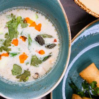 Nachdem das Wetter wieder so kühl ist, kommt eine heisse Kokos Galgant Suppe genau gelegen 🍲 . . . #yuen #yuenrestaurant #kokosgalgant #suppe #suppeschlürfen #coconutsoup #galangal #soup #vegan #plantbased