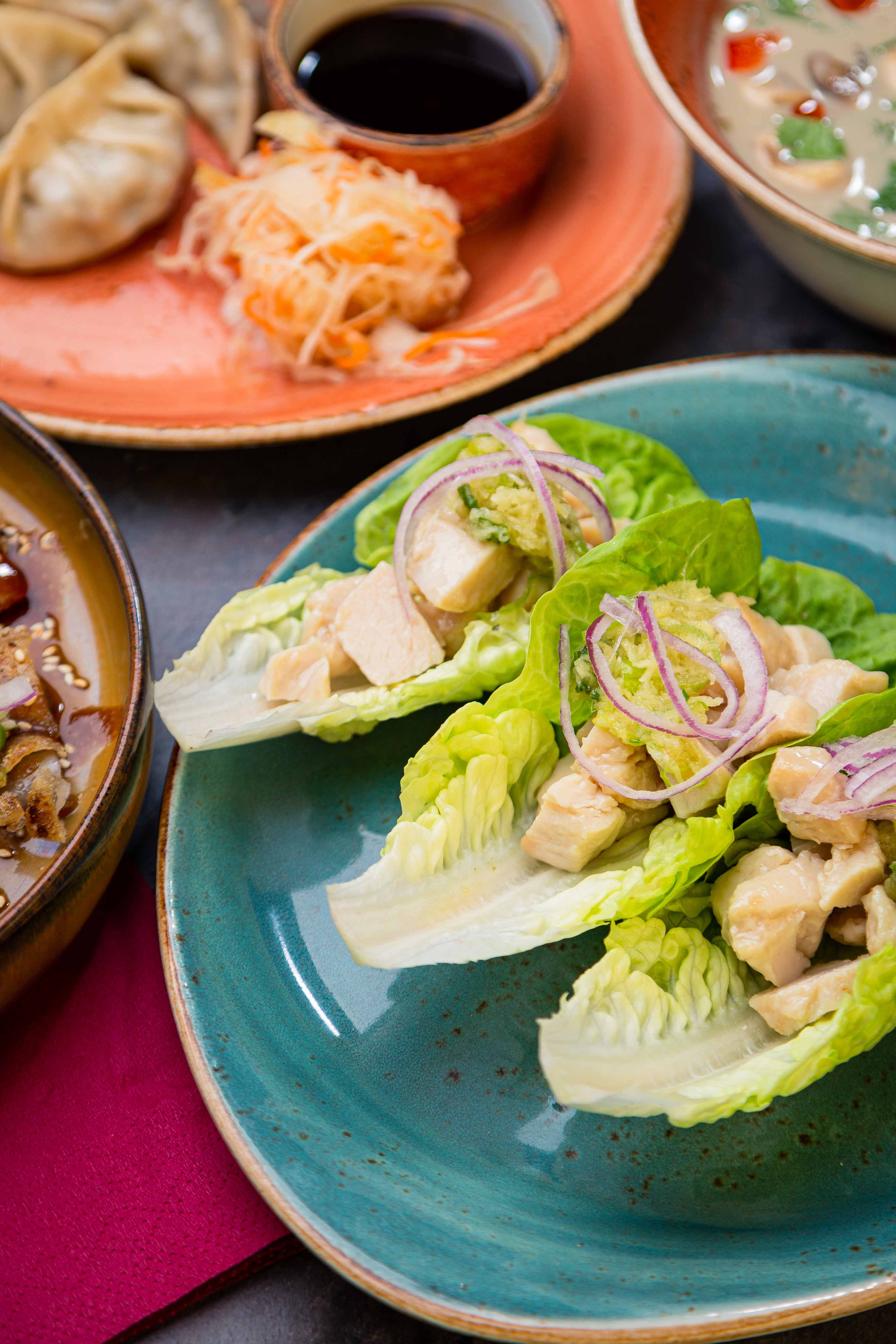 Gegarte Hühnchenwürfel auf Romana-Salat